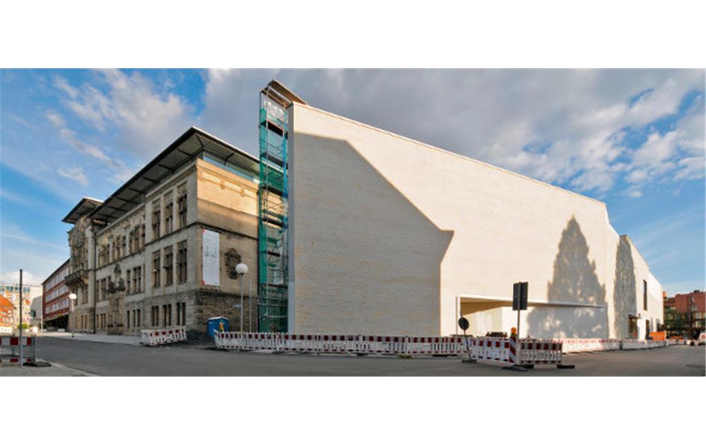 Altbau (links) und Neubau (rechts) des LWL-Museums für Kunst und Kultur (Westfälisches Landesmuseum) in Münster (2013)