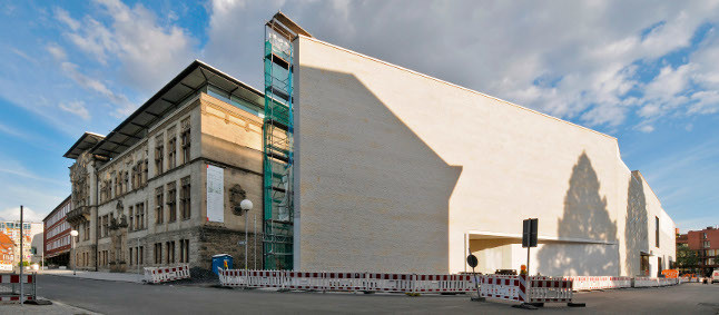 Altbau (links) und Neubau (rechts) des LWL-Museums für Kunst und Kultur (Westfälisches Landesmuseum) in Münster (2013)