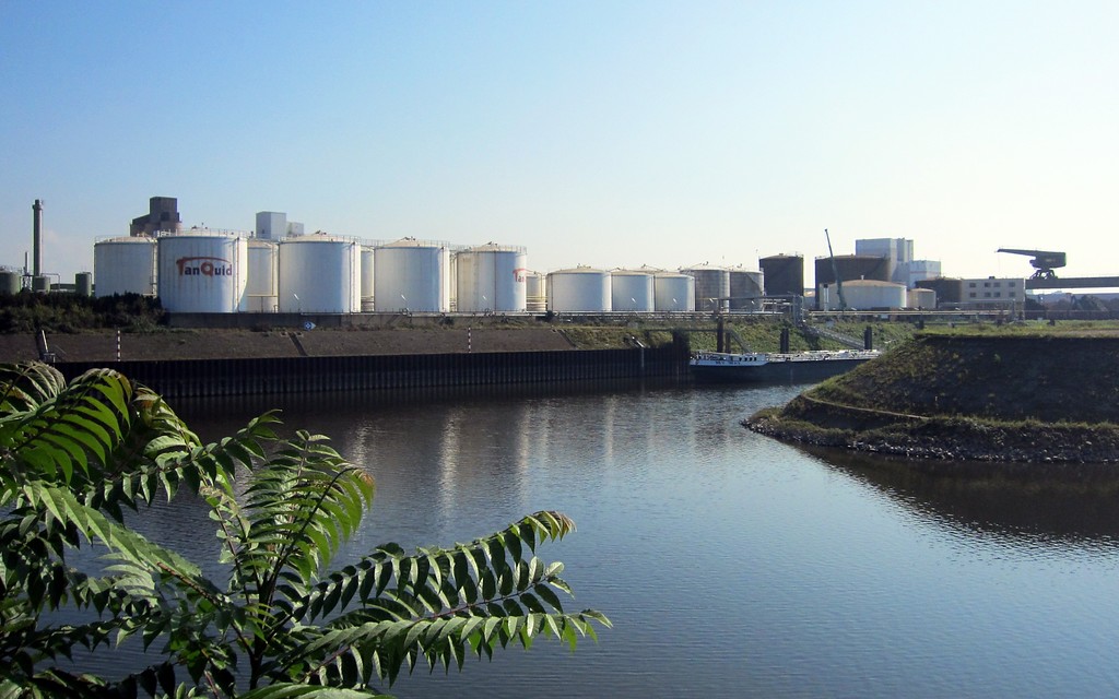 Teile der Hafenanlagen am Rhein in Neuss, hier ein Tanklager aus Sicht von der Düsseldorfer Straße (2014)