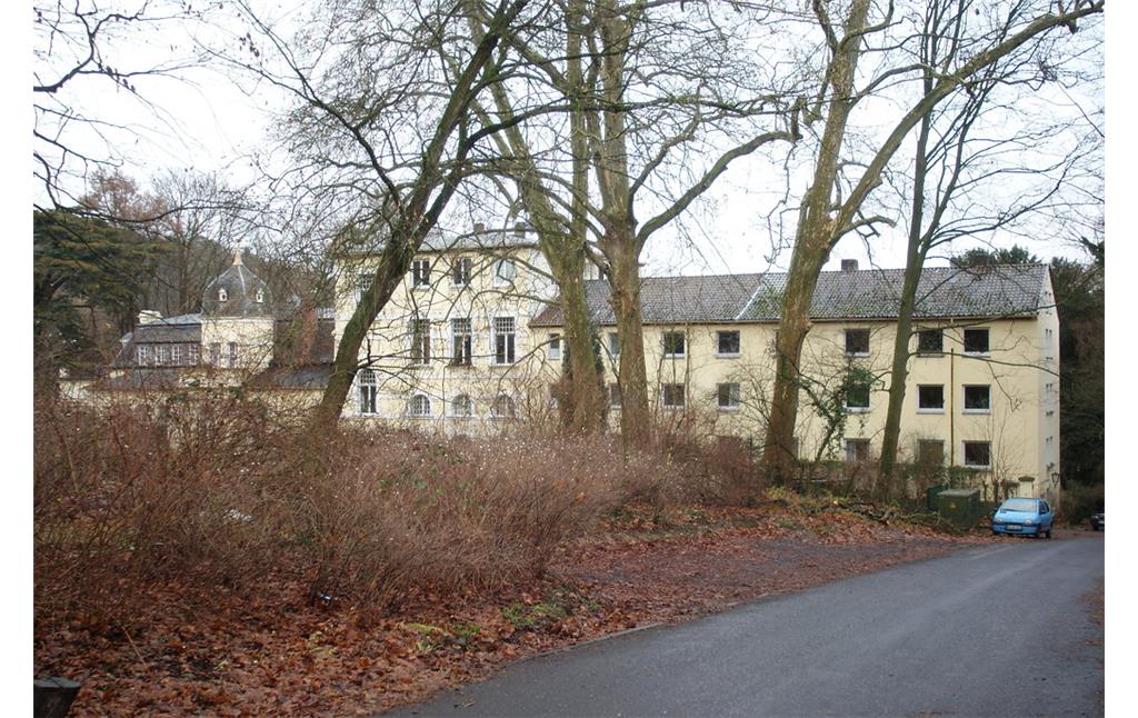 Blick auf die vordere Seite des Schlosses Annaberg von der Annaberger Straße aus