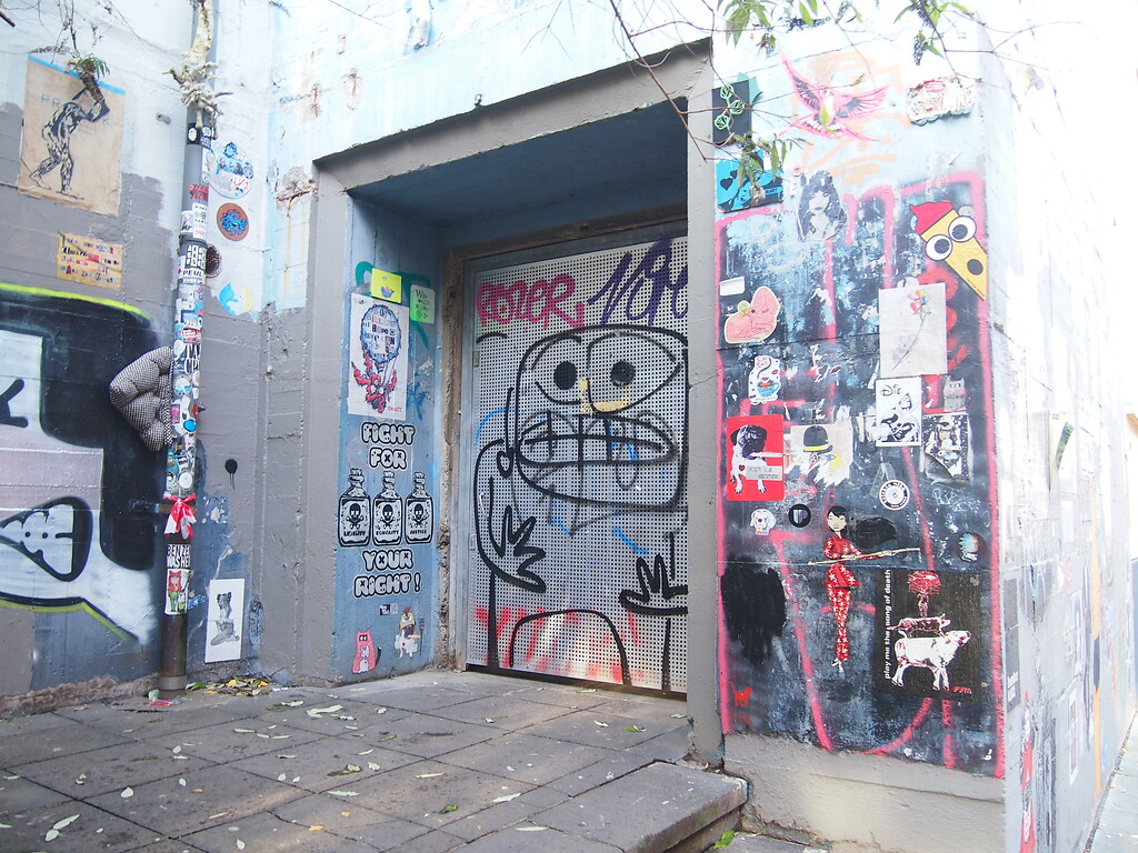 Mit Graffitis gestalteter Eingangsbereich des ehemaligen Hochbunkers in der Körnerstraße in Köln-Ehrenfeld (2021). Der Bunker dient inzwischen als Kultur- und Erinnerungsstätte.