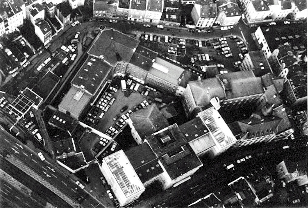 Luftaufnahme der Justizvollzugsanstalt Bonn mit den Gerichtsgebäuden von Land- und Amtsgericht Bonn (1979).