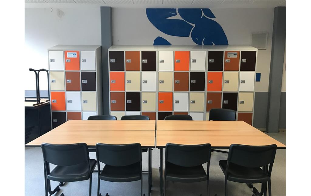 Weiterbildungskolleg Bonn, Aufenthaltsraum mit Sitzmöglichkeiten und Schließfächern im Untergeschoss (2017)