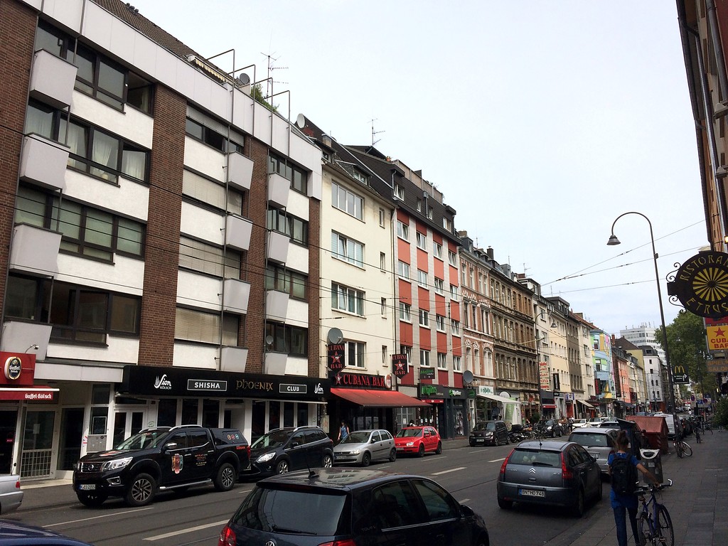 Häuserzeile in der Zülpicher Straße in Köln-Neustadt-Süd (2019), Blick in Richtung Osten.