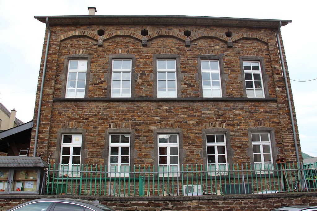 Das alte Pfarrhaus in Treis von der Straße Am Rathaus aus (2022)