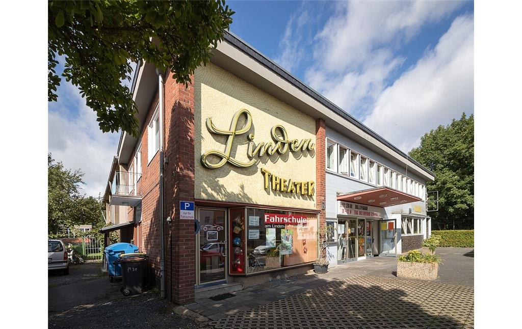 Das 1957 eröffnete und seit 1993 unter Denkmalschutz stehende Kino "Linden-Theater" in Frechen (2017).