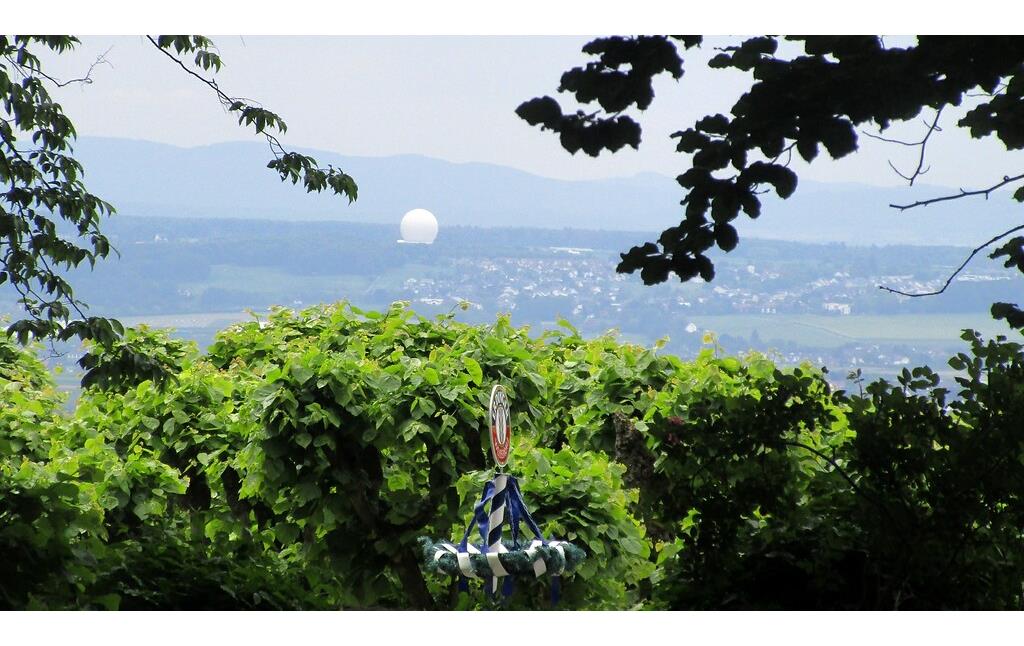 Blick vom Biergarten des Hotels auf dem Petersberg im Siebengebirge in Richtung der von hier rund 10 Kilometer entfernten Radarkuppel "Radom / Radar dome" bei Wachtberg (2020).