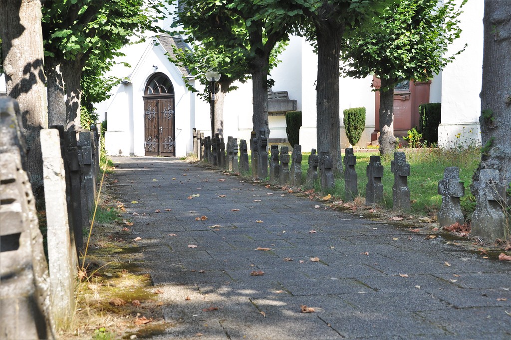 Alter Kirchhof der Pfarrkirche St. Peter und Paul in Villmar (2019)