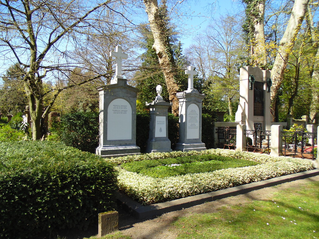 Grabstätte der Familie Imhoff auf dem Friedhof Melaten von Weg C aus gesehen (2020)