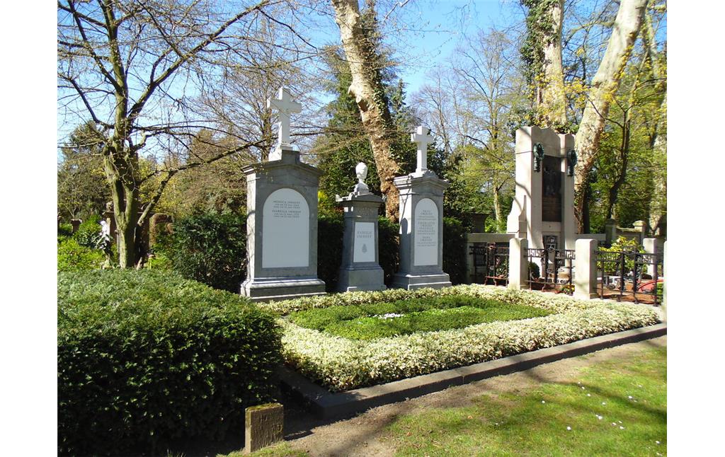 Grabstätte der Familie Imhoff auf dem Friedhof Melaten von Weg C aus gesehen (2020)