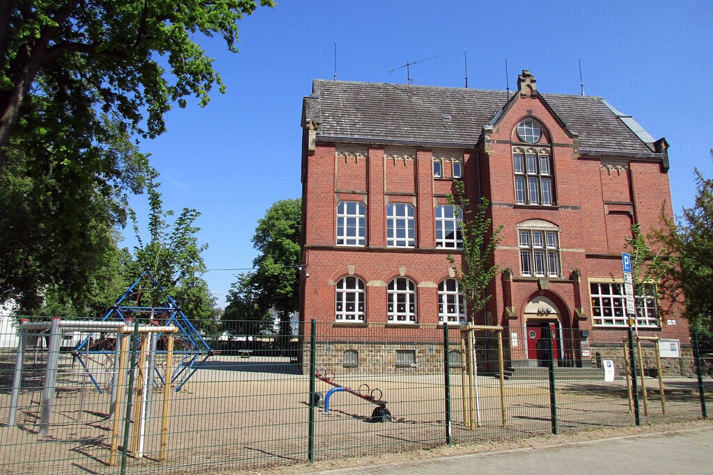 Historisches Schulgebäude der heutigen Gemeinschaftsgrundschule Nord an der Siegburger Bambergstraße (2023).