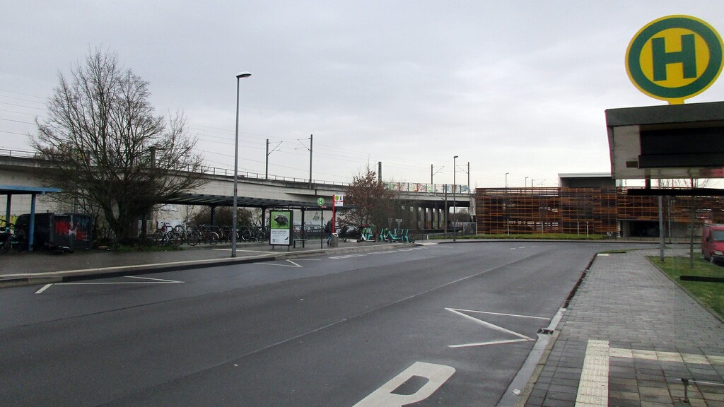 Die im Juni 2004 eröffnete "Flughafenschleife" der Bahn zweigt auf einer erhöht angelegten Trasse am S-Bahnhof Porz-Wahn in Richtung des Köln-Bonner Flughafens ab (2024).
