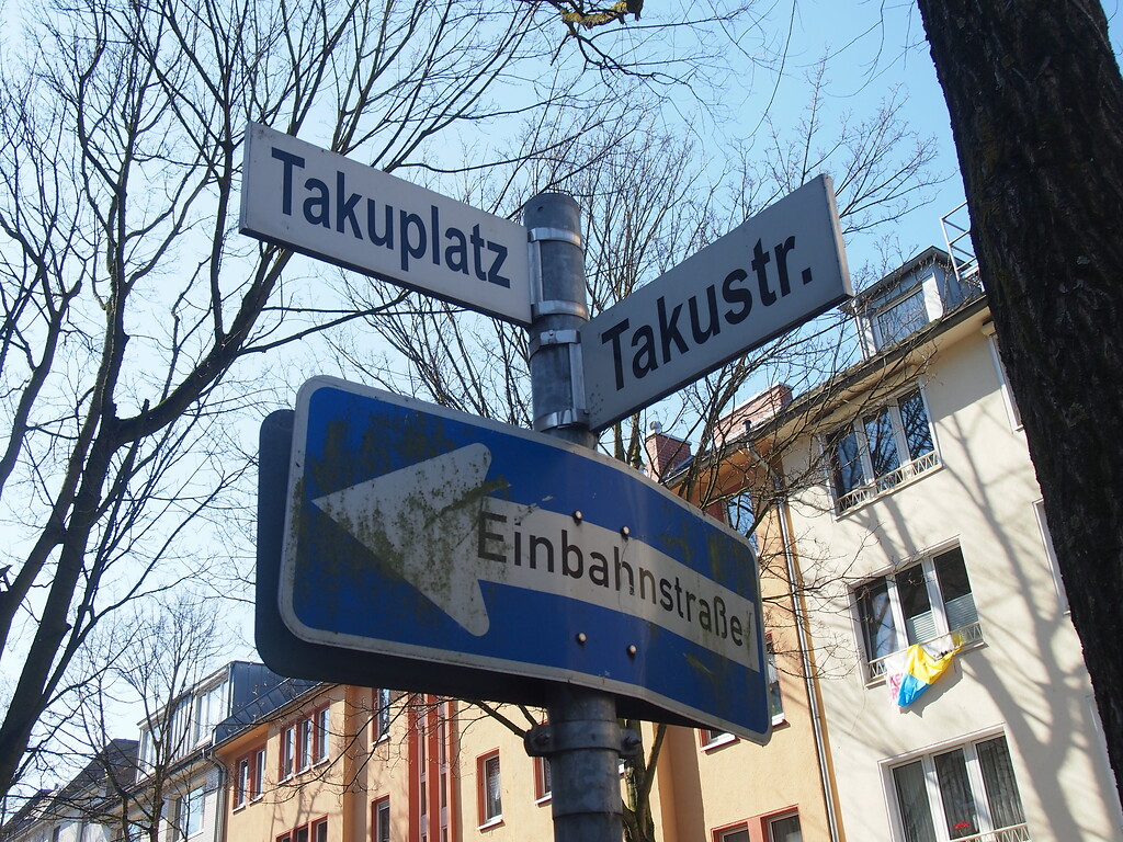 Straßenschilder der Takustraße und des Takuplatz in Köln-Neuehrenfeld (2022).