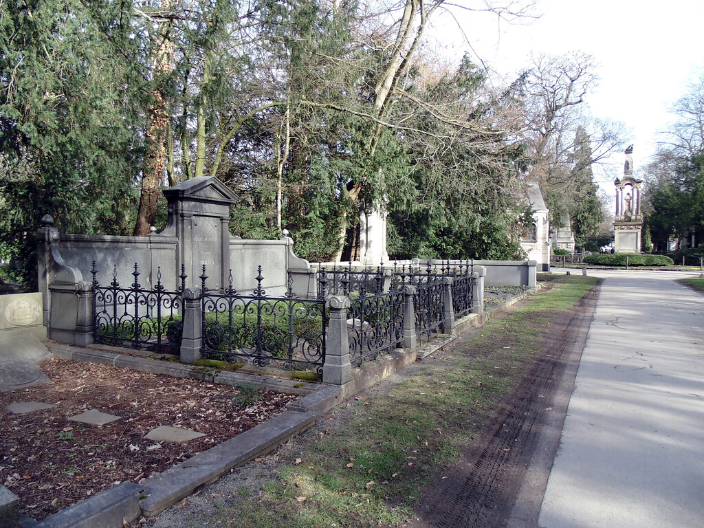 Blick von Westen aus auf die Grabstätte der Familie Nourney auf der sogenannten "Millionenallee" auf dem Melatenfriedhof in Köln-Lindenthal (2020).