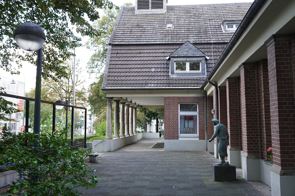 Die Kirche Jochen-Klepper-Haus an der Aachener-Straße in Köln-Weiden (2021)
