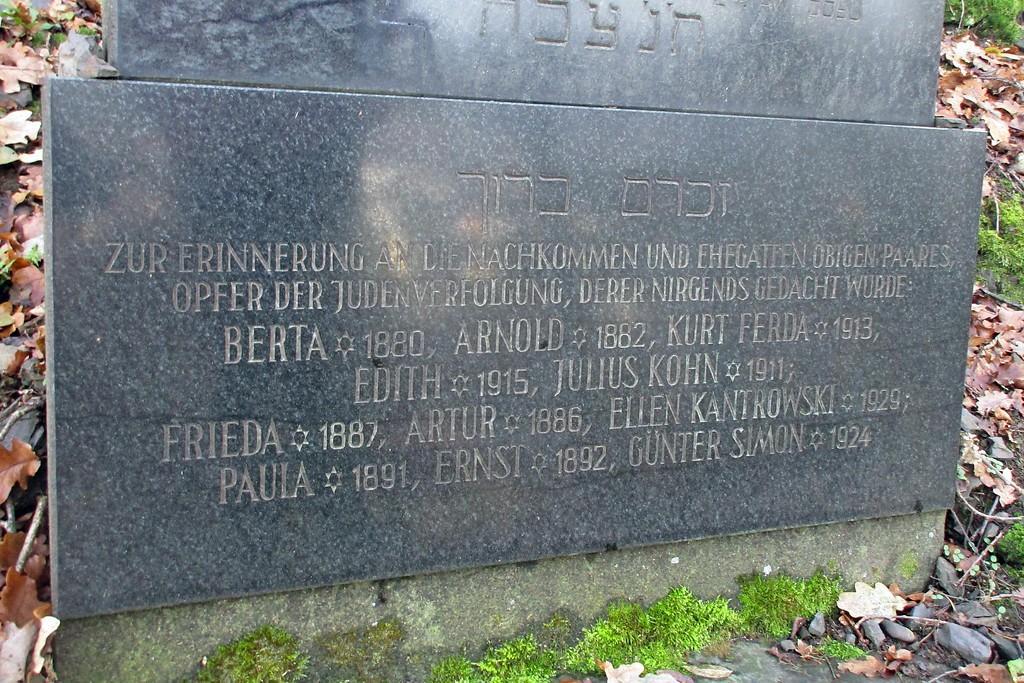 Gedenkinschrift auf einem Grabstein auf dem jüdischen Friedhof am Ruppenberg in Schleiden (2016).