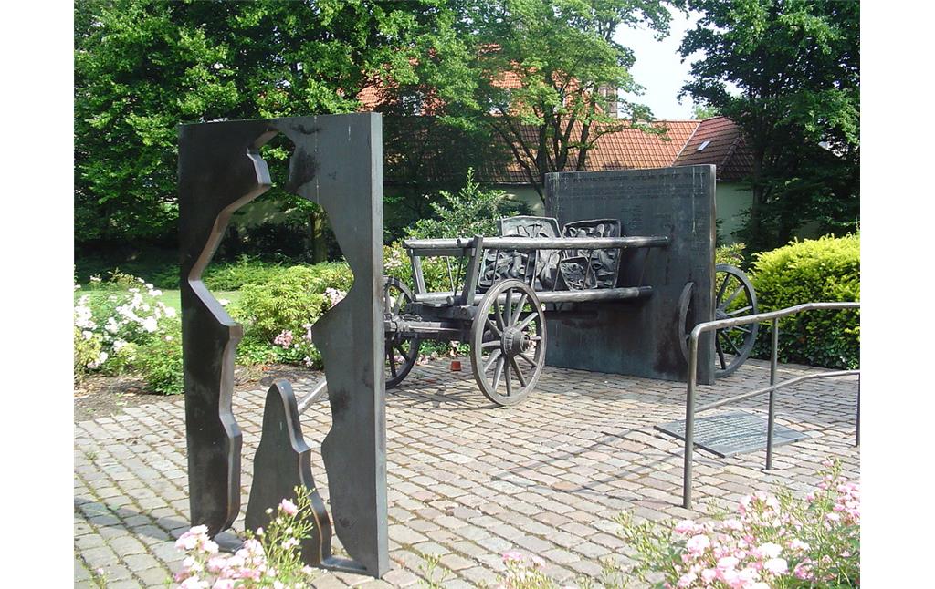 Das vom Dinslakener Künstler Alfred Grimm (*1943) geschaffene Mahnmal an die Opfer des Dinslakener jüdischen Waisenhauses von 1938 auf der in den heutigen Stadtpark integrierten früheren Fläche des Judenfriedhofs "am Doelen" in Dinslaken (2006)