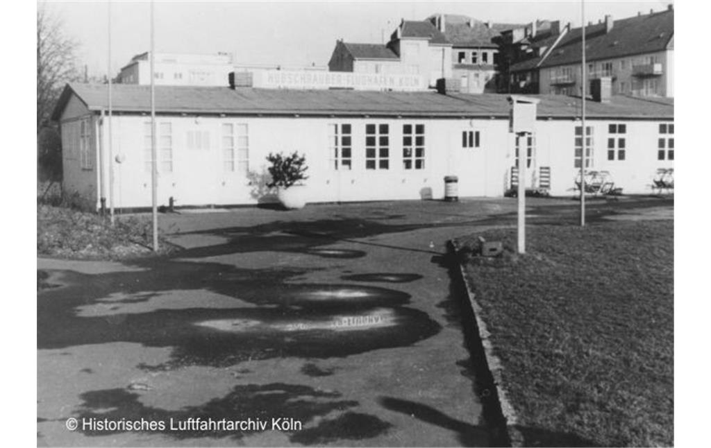 Betriebsgebäude des internationalen Hubschrauberflughafens Köln, von der Flugfeldseite aus gesehen (Aufnahme zwischen 1953 und 1966).