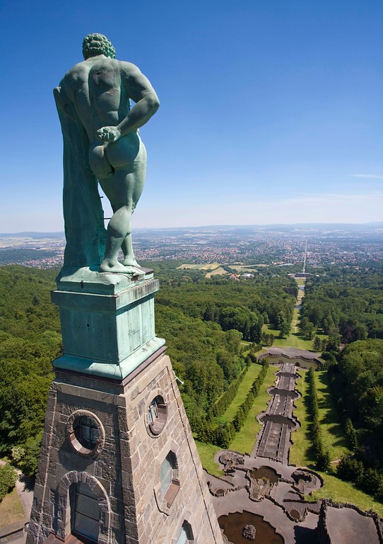 Blick auf den Herkules im Bergpark Wilhelmshöhe (2010). Das Bauwerk gilt als Wahrzeichen von Kassel, der Bergpark gehört seit 2013 zum UNESCO-Weltkulturerbe.