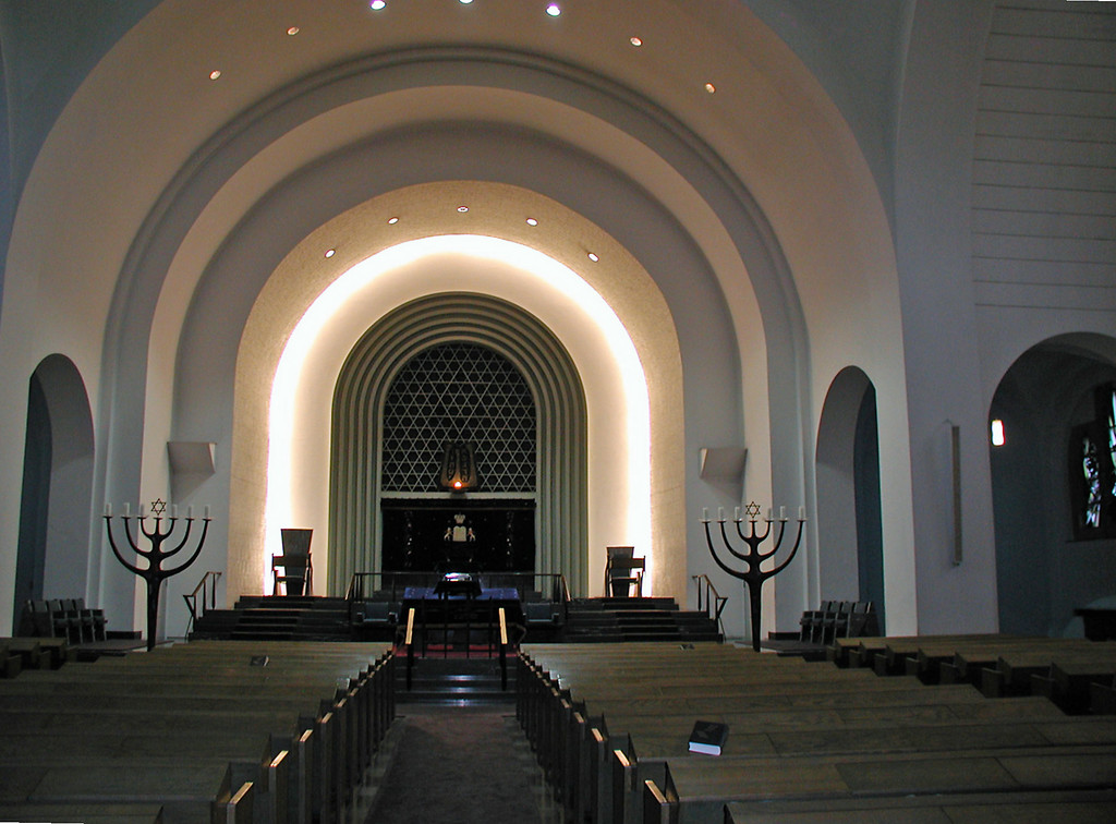 Innenraum der Kölner Synagoge in der Roonstraße, Blick auf den Toraschrein und die Bina (Toralesepult) (2007)