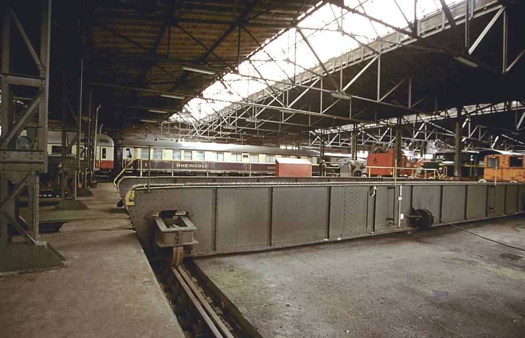 Blick in eine Halle des Bahnbetriebswerks Nippes, Halle innen 3 (1997).
