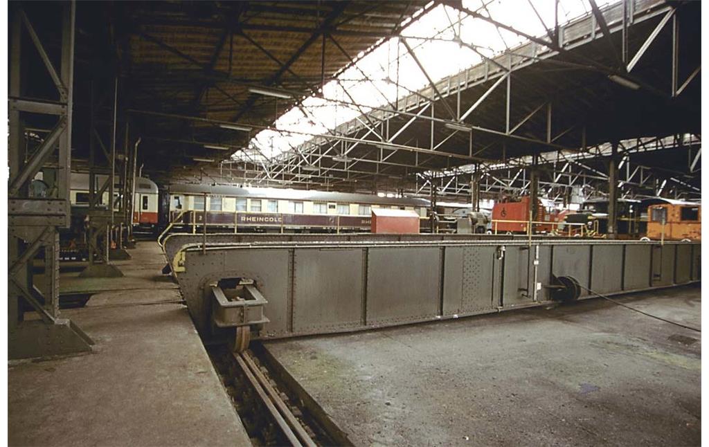Blick in eine Halle des Bahnbetriebswerks Nippes, Halle innen 3 (1997).