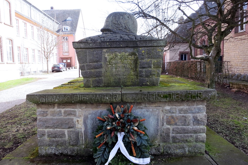 Kriegerdenkmal am Alten Gymnasium in der Trierer Straße in Bitburg (2015).