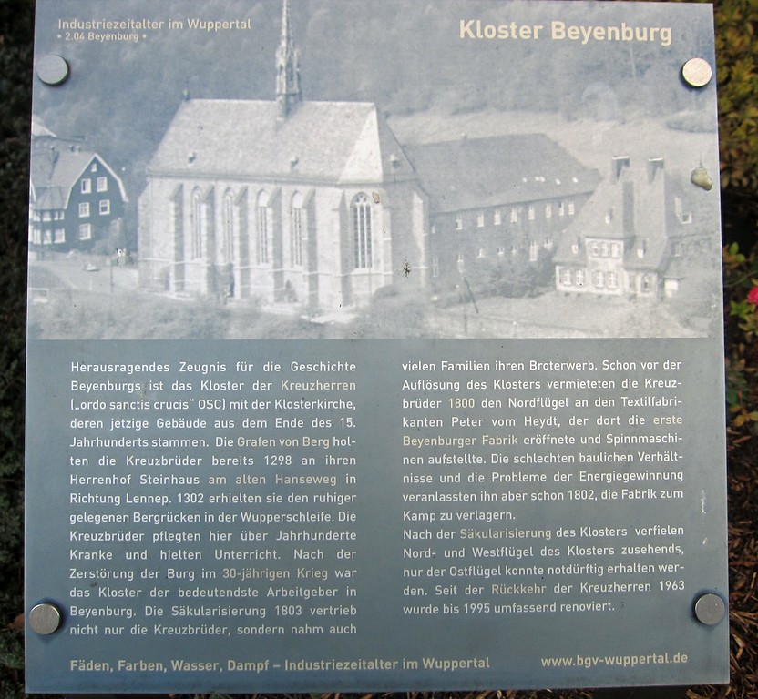 Informationstafel zur Geschichte des ehemaligen Kreuzherrenklosters Sankt Maria Magdalena in Wuppertal-Beyenburg (2014).
