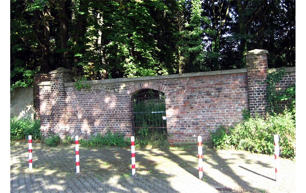 Friedhofsmauer und Eingang des jüdischen Friedhofs am Springborn in Köln-Mülheim (2013)