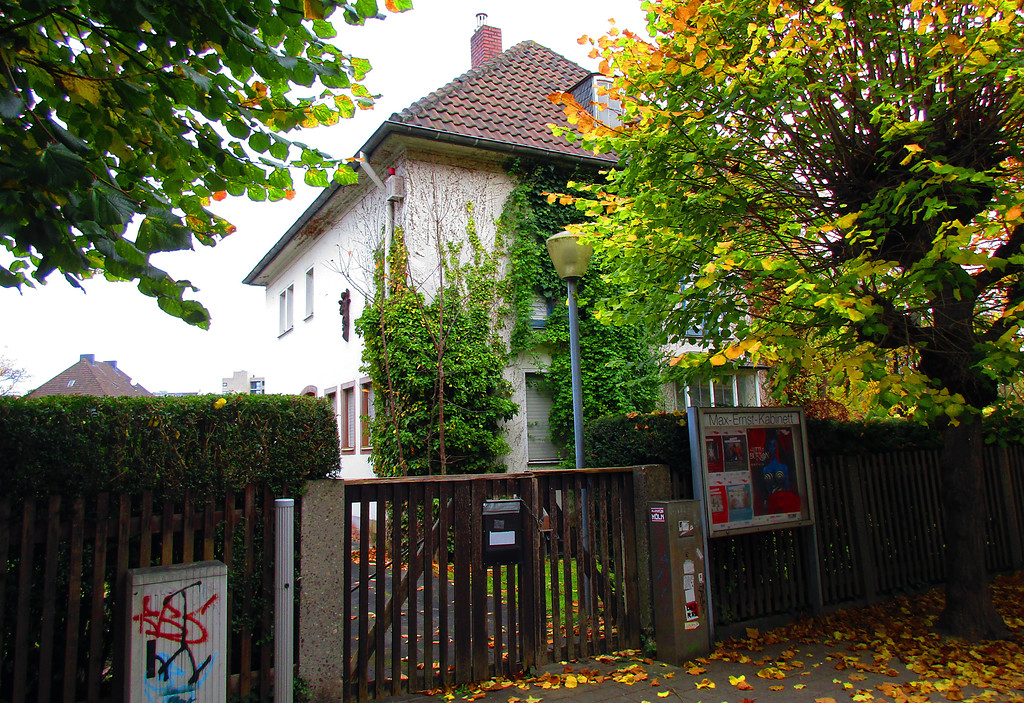 Gebäude des früheren Max-Ernst-Kabinetts in der Brühler Bahnhofstraße (2015): Von 1981 bis 2003 Ausstellungs-, Forschungs- und Dokumentationsstätte zu Max Ernst (1891-1976).