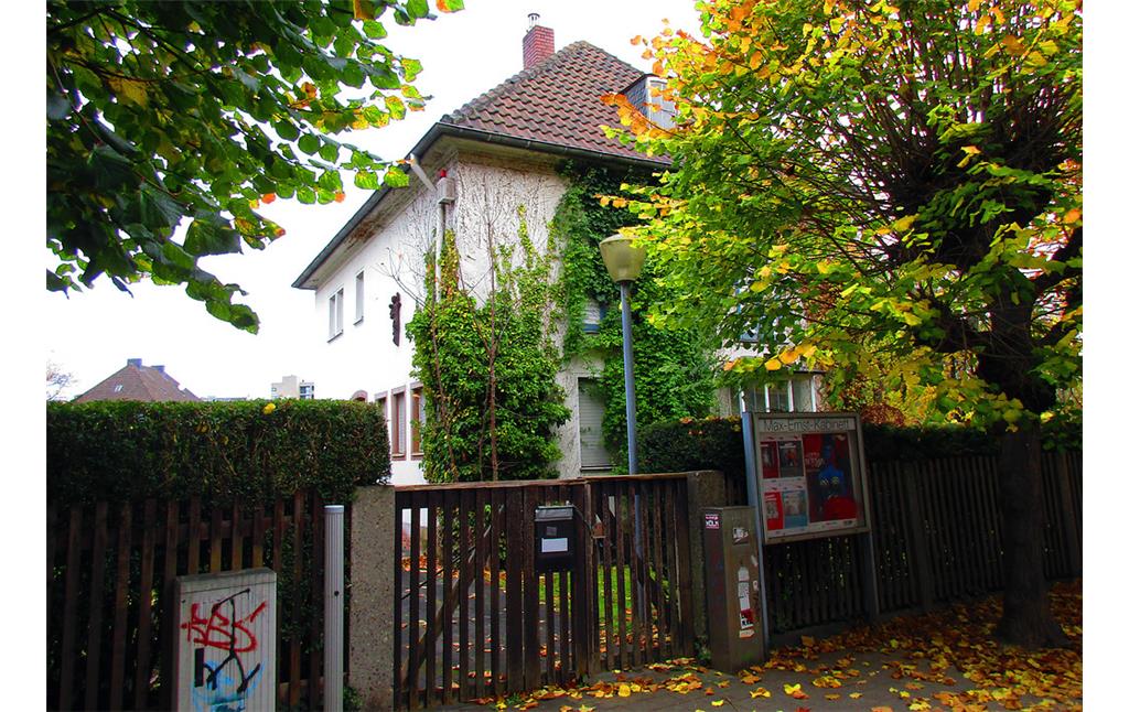Gebäude des früheren Max-Ernst-Kabinetts in der Brühler Bahnhofstraße (2015): Von 1981 bis 2003 Ausstellungs-, Forschungs- und Dokumentationsstätte zu Max Ernst (1891-1976).