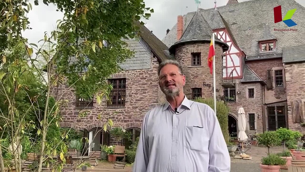 Videoclip mit dem Burgbesitzer Roman Keuthen zur Geschichte der Burg Arras bei Alf (2022)