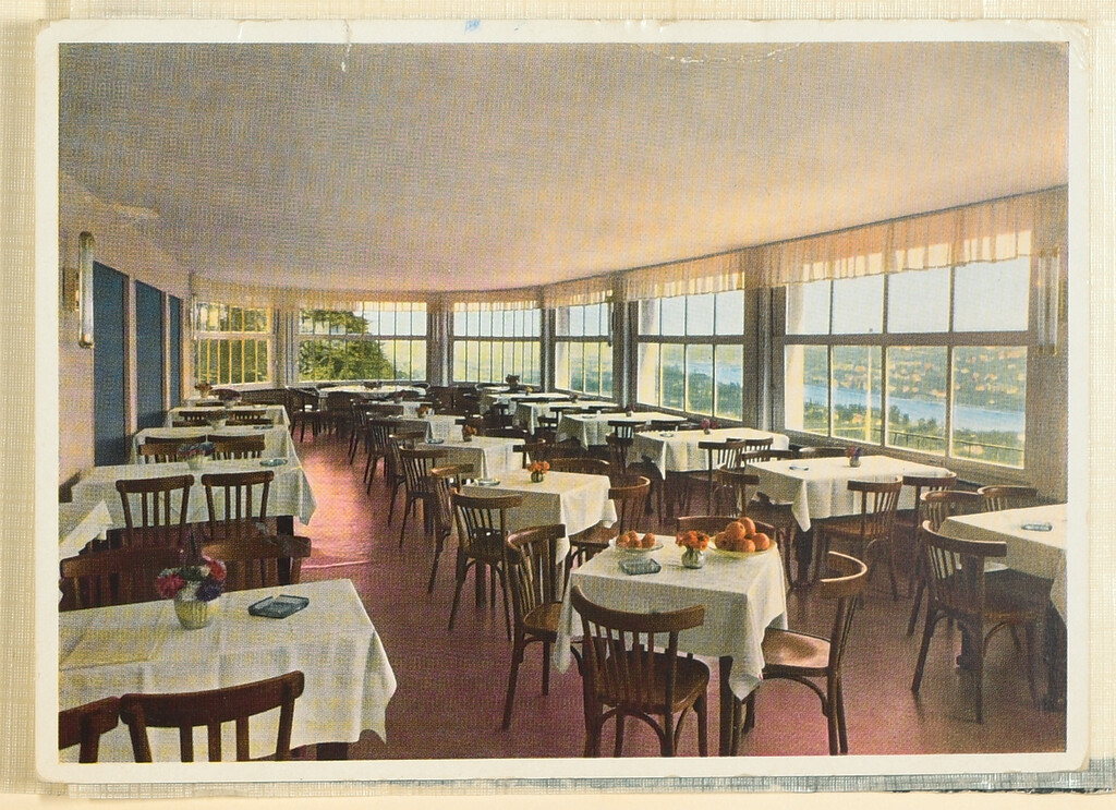 Historische (nachcolorierte) Fotografie mit einer Innenaufnahme des Gastraums im vorgelagerten niedrigen Gebäudeteil des Berghotels Rittersturz Koblenz (um 1960)