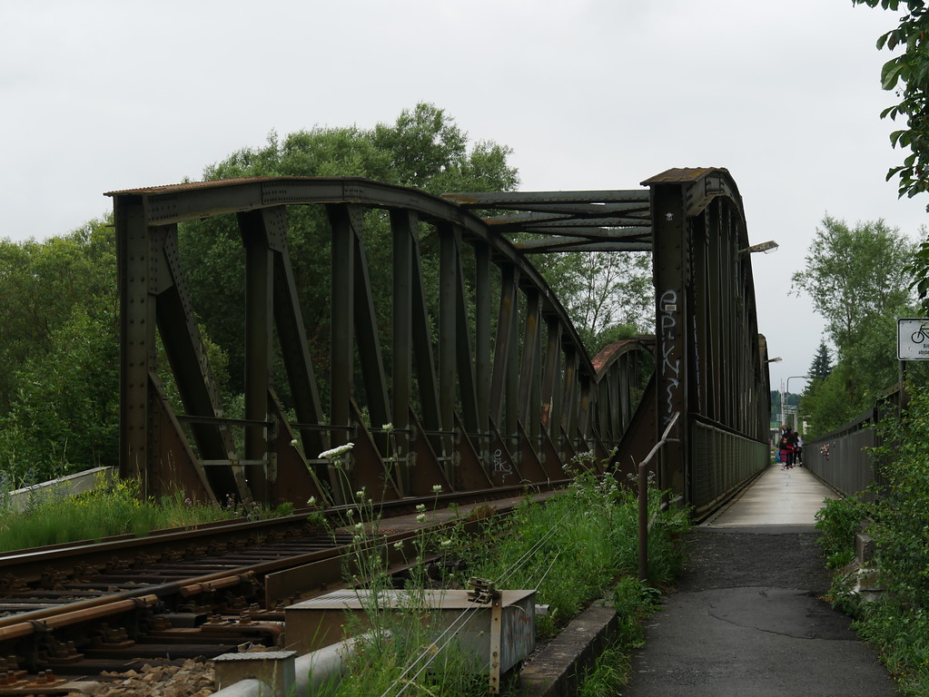 Fußweg an der Eisenbahnbrücke bei Limburg-Staffel (2017)