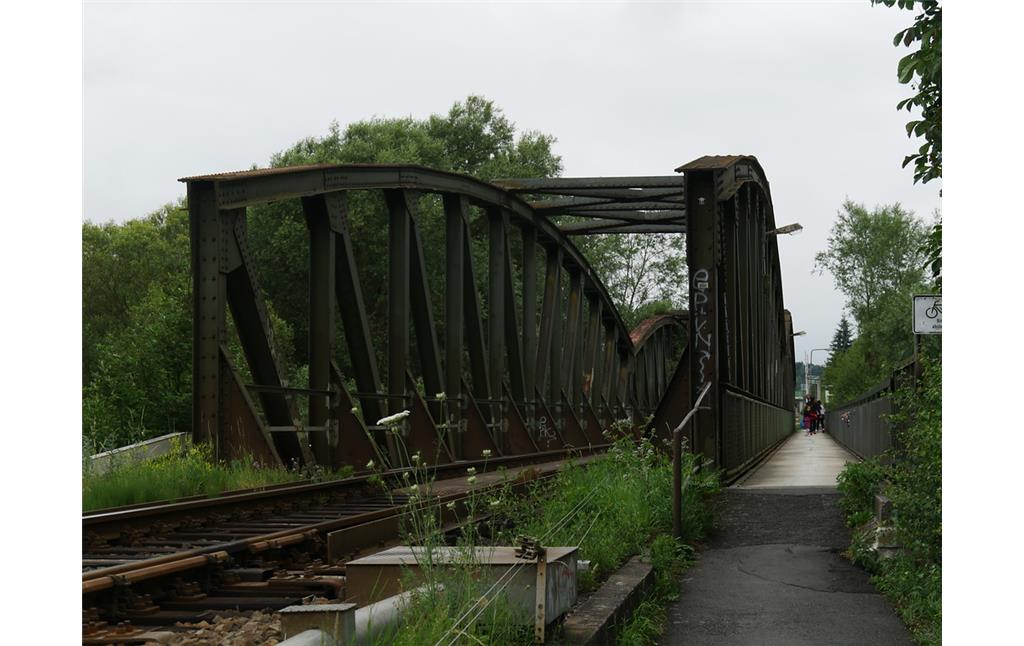 Fußweg an der Eisenbahnbrücke bei Limburg-Staffel (2017)