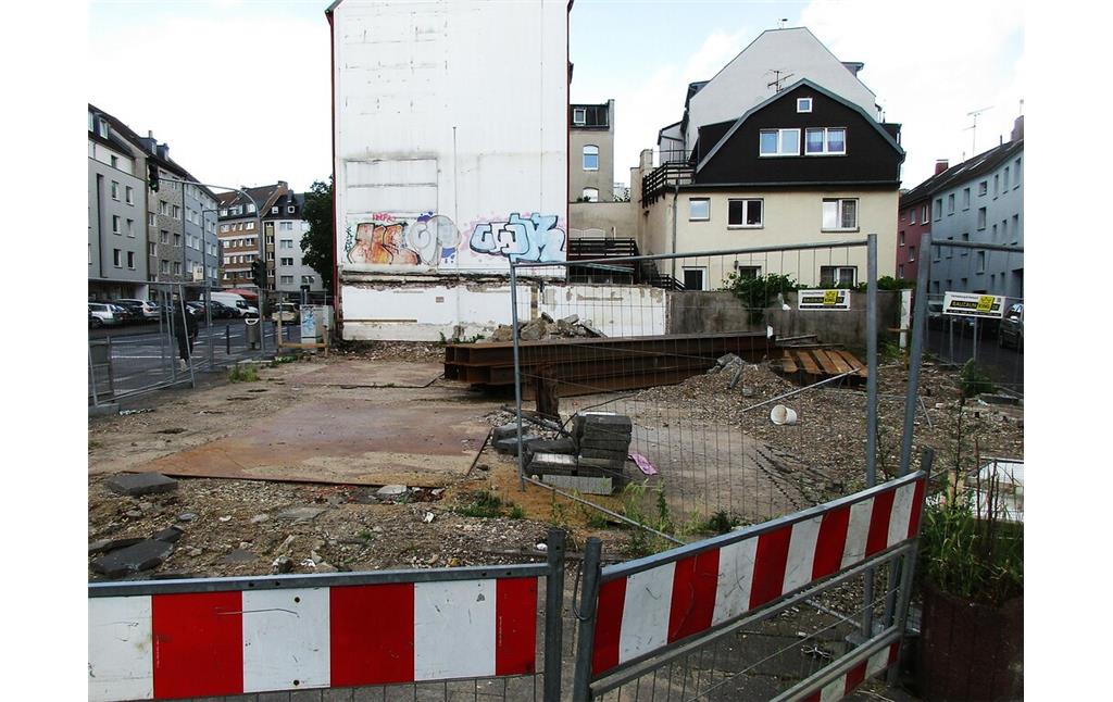 Das Areal der 2022 abgerissenen Tankstelle an der Ecke Frankfurter Straße 109 zur Dückergasse in Köln-Buchheim (2022).