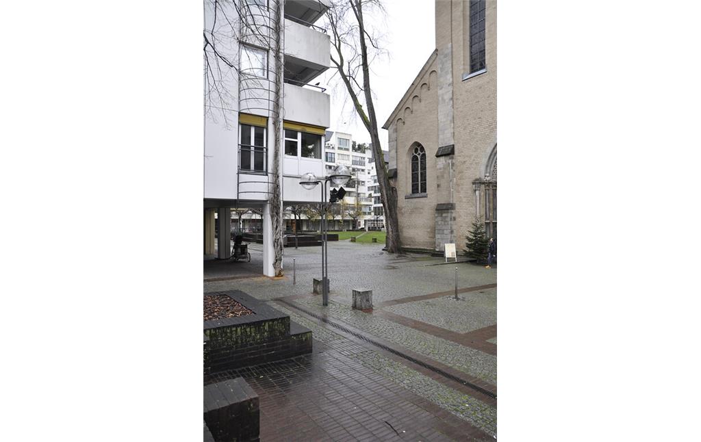 Der südwestliche Platzbereich mit Blick auf das Eingangsportal der Kirche Groß St. Martin und den Wohnkomplex im Norden der Anlage in Köln Altstadt-Nord (2021)