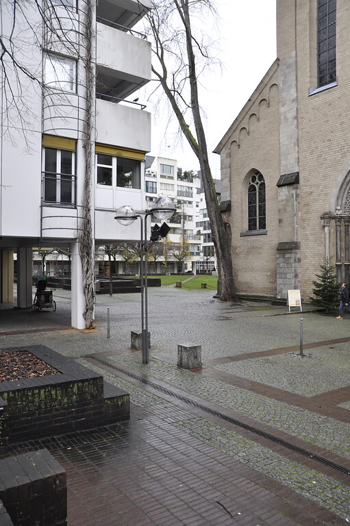 Der südwestliche Platzbereich mit Blick auf das Eingangsportal der Kirche Groß St. Martin und den Wohnkomplex im Norden der Anlage in Köln Altstadt-Nord (2021)