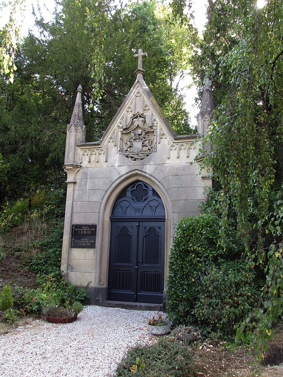 Blick auf die 1857 bis 1859 in Form einer neugotischen Kapelle erbaute Familiengruft der reichsgräflichen Familie Berghe von Trips auf dem Friedhof Kerpen-Horrem (2022).