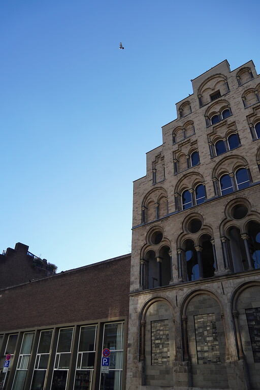 Die Frontansicht des Overstolzenhauses in Köln mit Nebengebäude(2023)