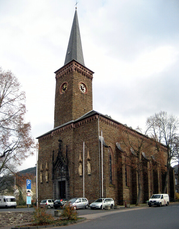 Die Pfarrkirche Sankt Johannes der Täufer in Treis von der Johannesstraße Ecke Am Plenzer aus gesehen (2010)