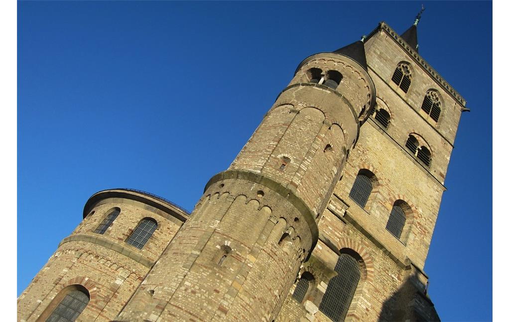 Der südwestliche Hauptturm und ein Teil der oberen Westfassade des Trierer Domes (2012).