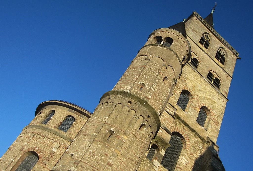 Der südwestliche Hauptturm und ein Teil der oberen Westfassade des Trierer Domes (2012).