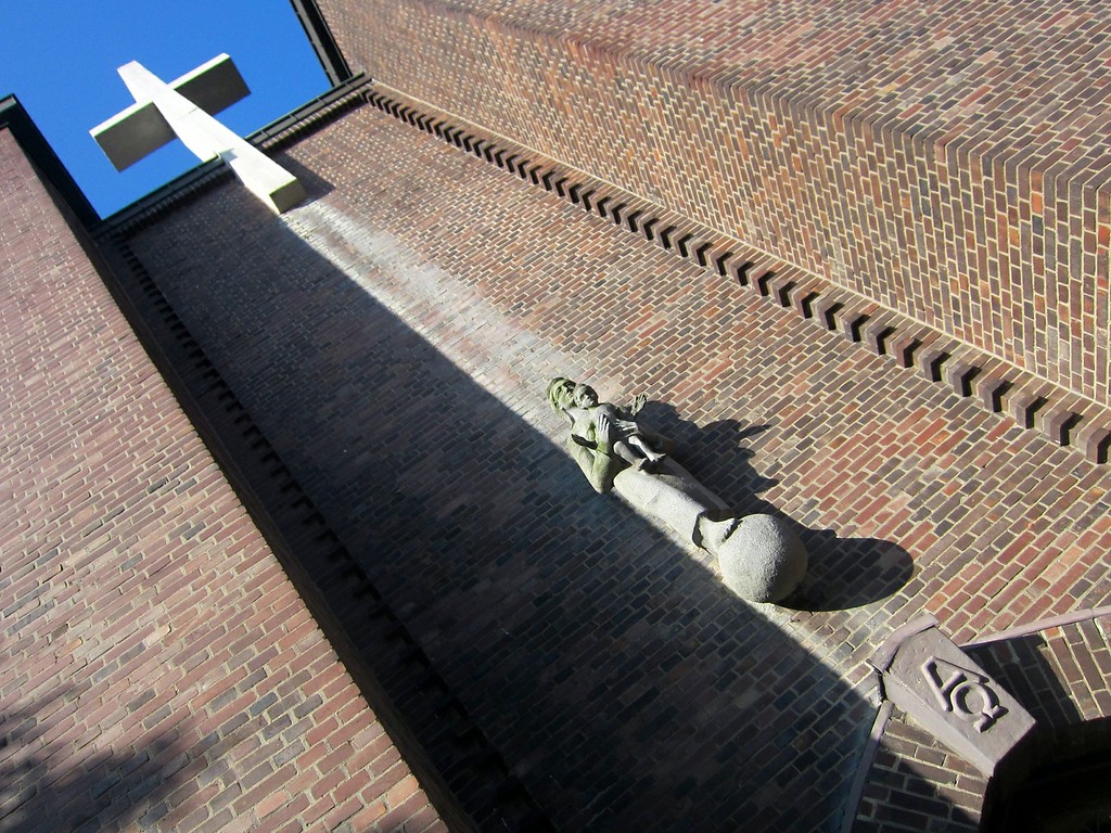 Kreuz und Marienfigur über dem Eingang zur Pfarrkirche St. Mariä Geburt in Grevenbroich-Noithausen (2014)