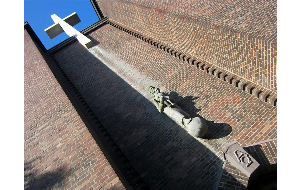 Kreuz und Marienfigur über dem Eingang zur Pfarrkirche St. Mariä Geburt in Grevenbroich-Noithausen (2014)