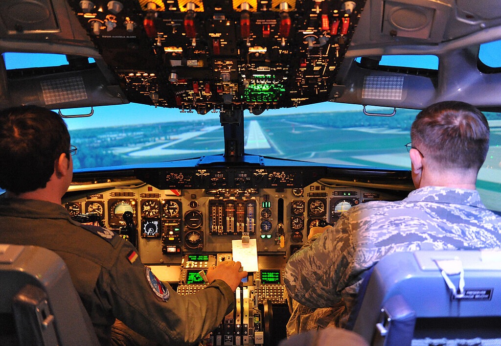 Virtueller Flugsimulator-Landeanflug eines Militärflugzeugs vom Typ Boeing E-3A auf dem NATO-Flugplatz Geilenkirchen-Teveren (2014).