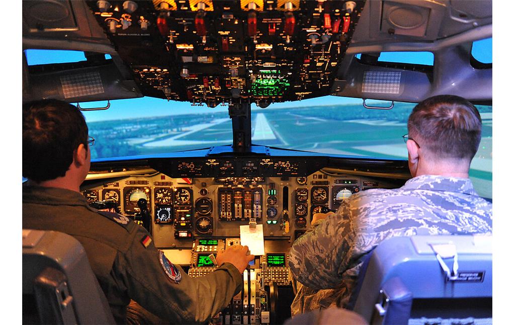 Virtueller Flugsimulator-Landeanflug eines Militärflugzeugs vom Typ Boeing E-3A auf dem NATO-Flugplatz Geilenkirchen-Teveren (2014).