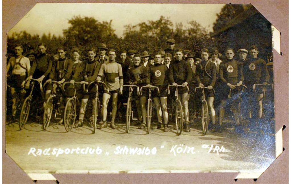 Historische Aufnahme aus den 1930er-Jahren: Aktive des in Ehrenfeld beheimateten Radsportclubs "Radfahrer-Verein Schwalbe", der die "Schwalbe Bahn" in Köln-Bickendorf betrieb.