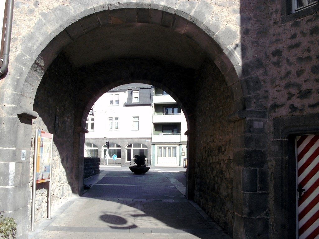 Die Durchfahrt des Brückentors in Mayen vom Stadtinneren zum Habsburgring hin (2013).