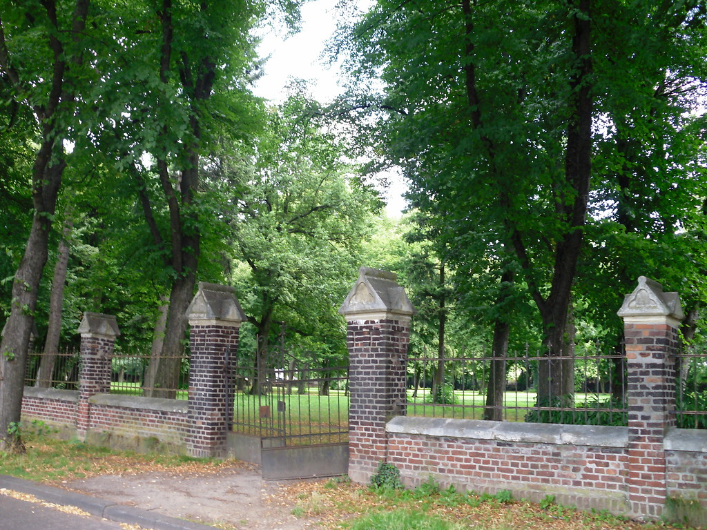 Eingang und Friedhofsmauer des Alten Friedhofs an der Kapellenstraße in Köln-Vingst (2013)